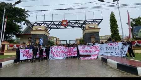 TiNDAK LANJUT KORBAN DEMO, ALIANSI MAHASISWA SE-KOTA PALU SERUKAN TUNTUTAN DEPAN MAPOLDA SULTENG